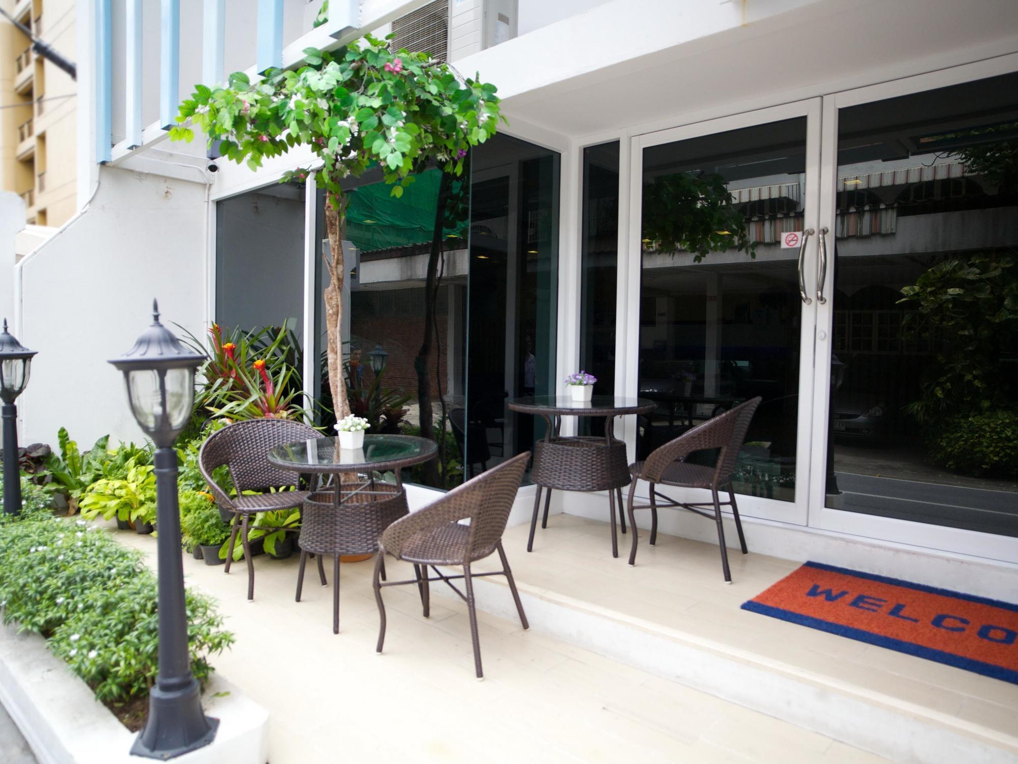 Nantra Ploenchit Hotel Bangkok Exterior photo